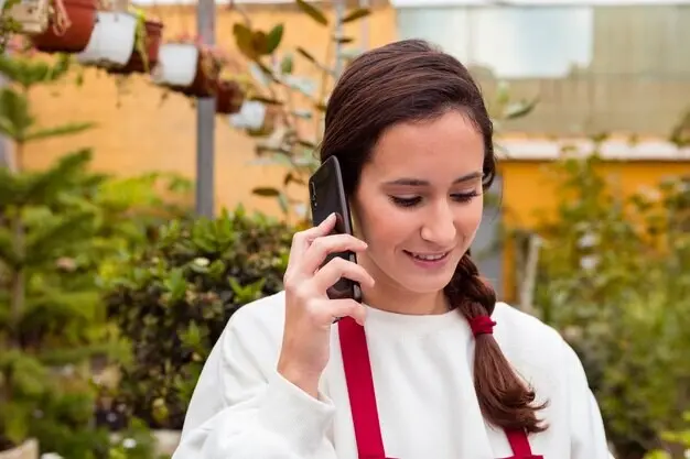 温室で電話中の女性